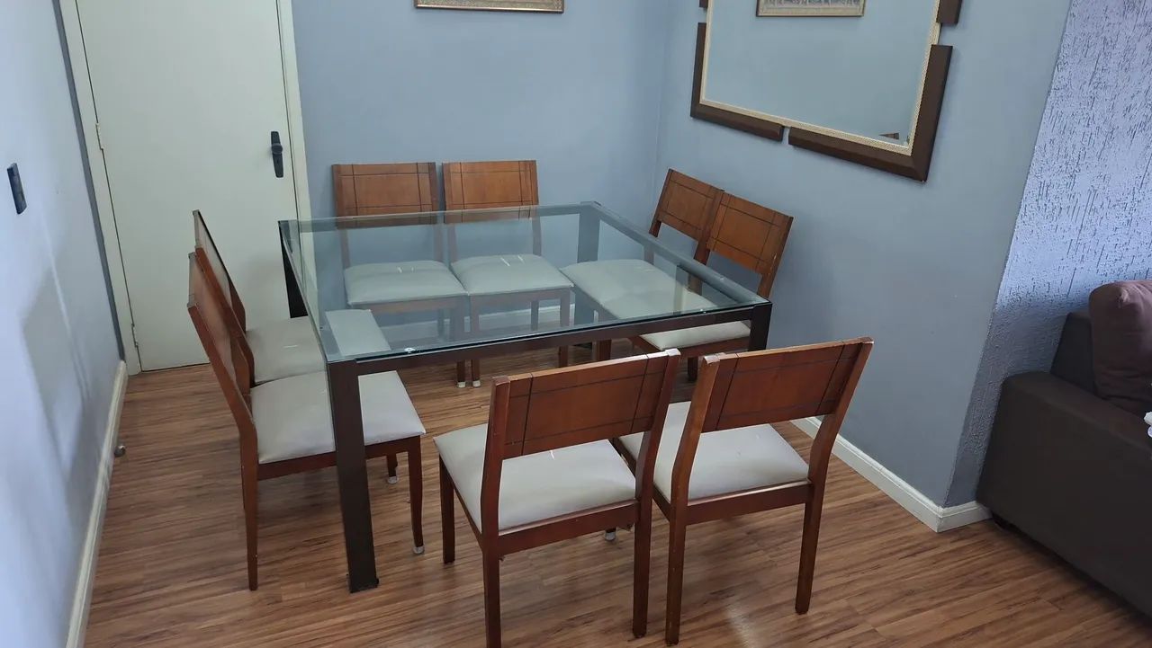 Mesa quadrada pra 8 lugares. Tampo de vidro e base de ferro