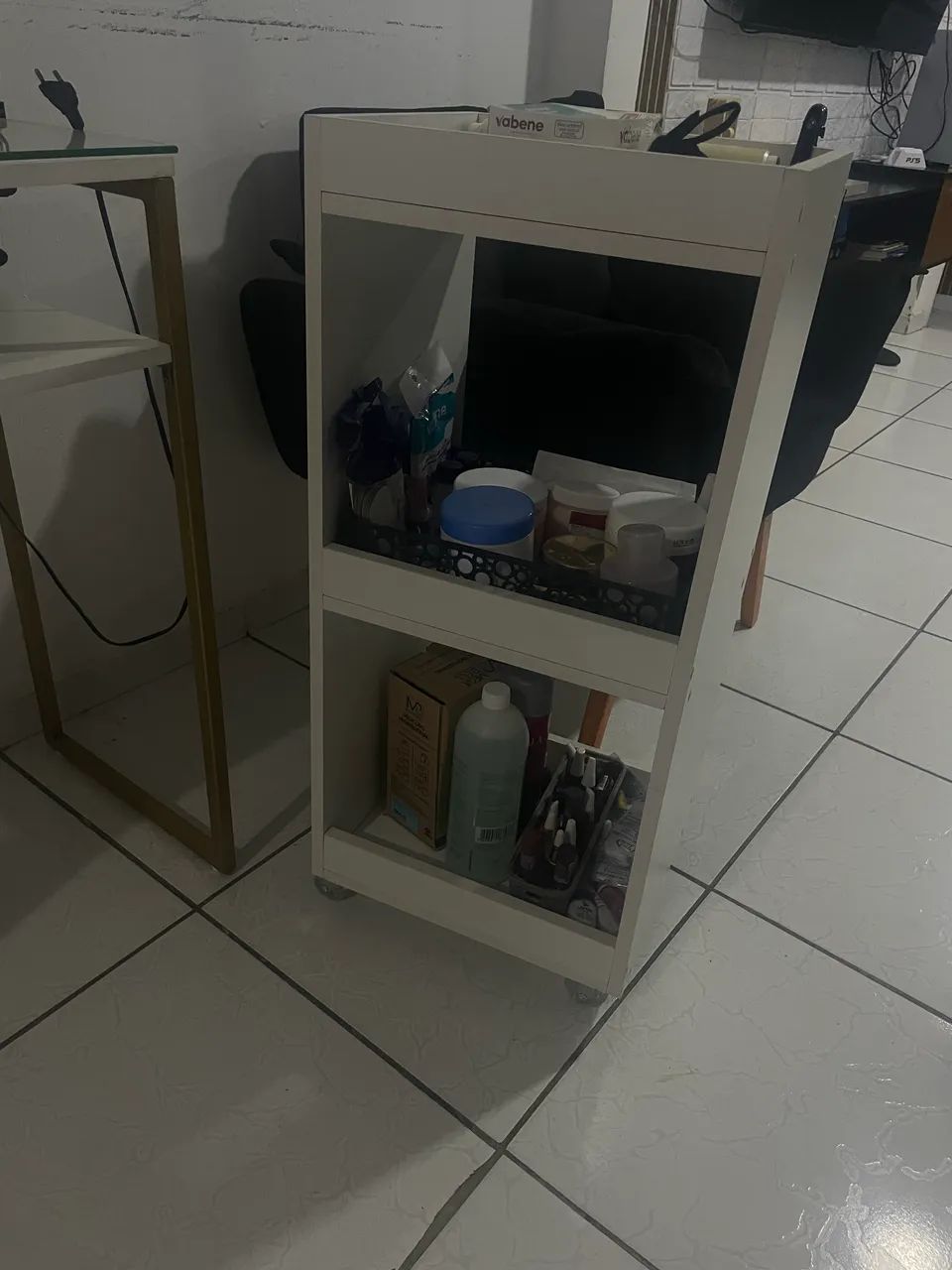 Vendo mesa de manicure, poltrona e carrinho auxiliar  - Foto 2