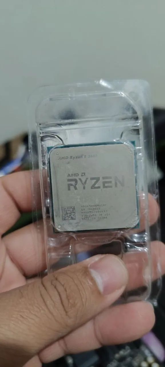 Ryzen 5 2600 6 núcleos e 12 threads mais cooler universal funcionando perfeitamente. 