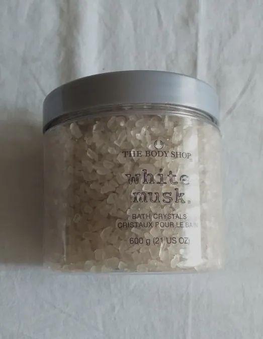 Cristais de banho marca White Musk. Embalagem com 600 gramas.