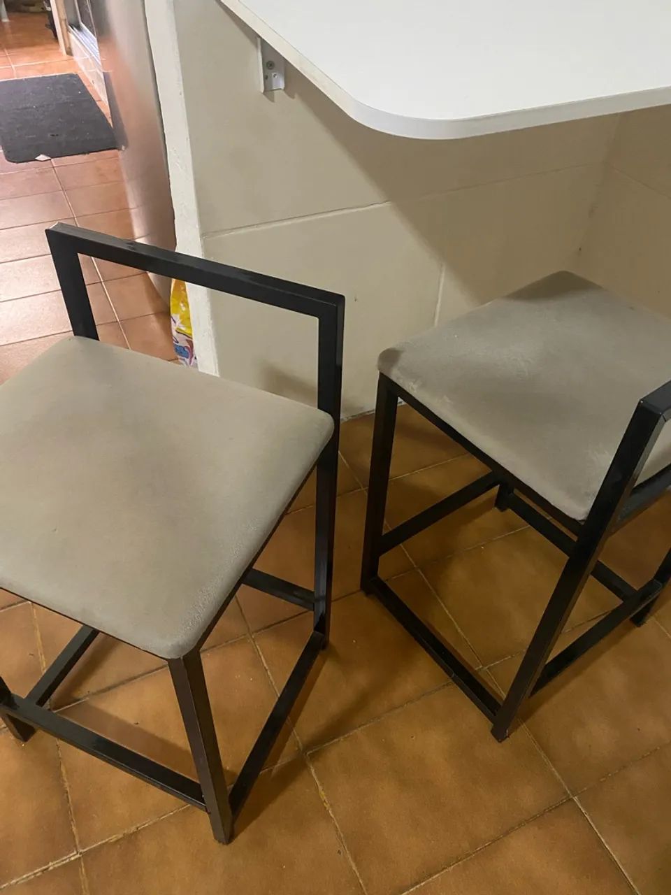 Mesa dobrável com dois bancos  - Foto 5