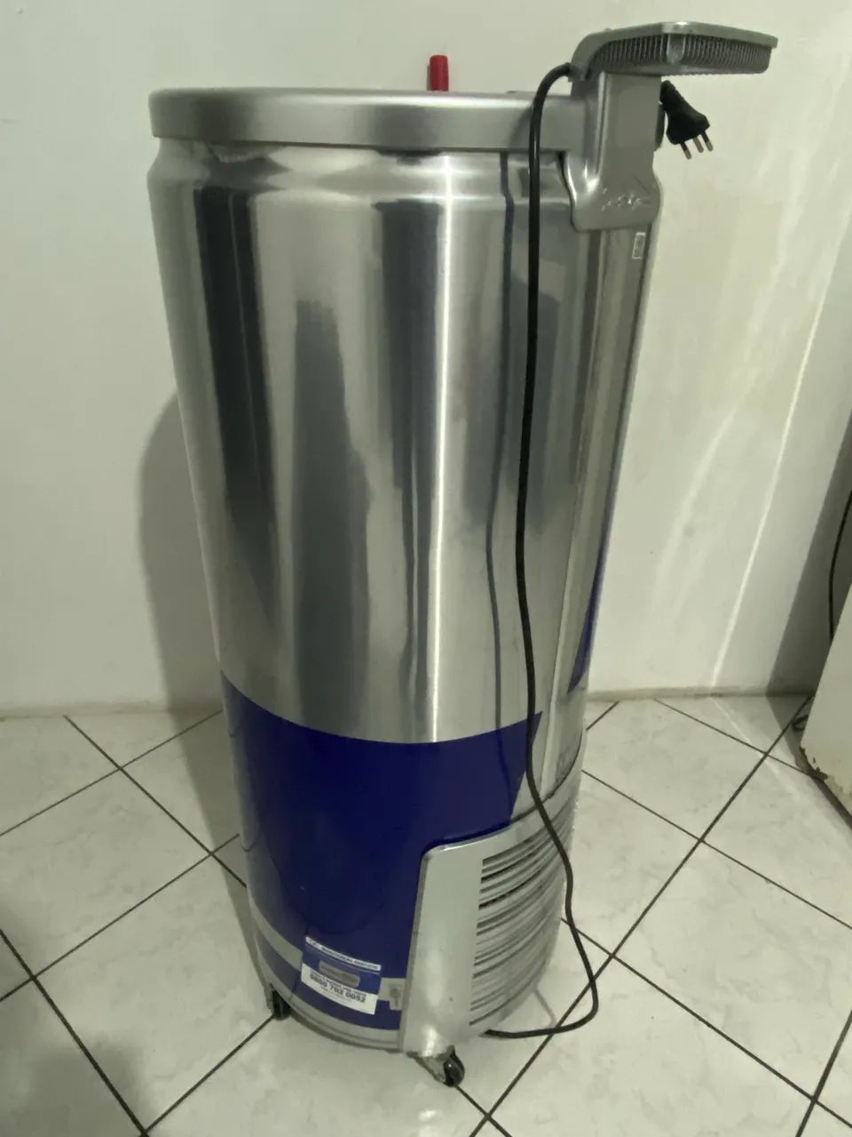 Geladeira redbull em formato de lata  - Foto 2