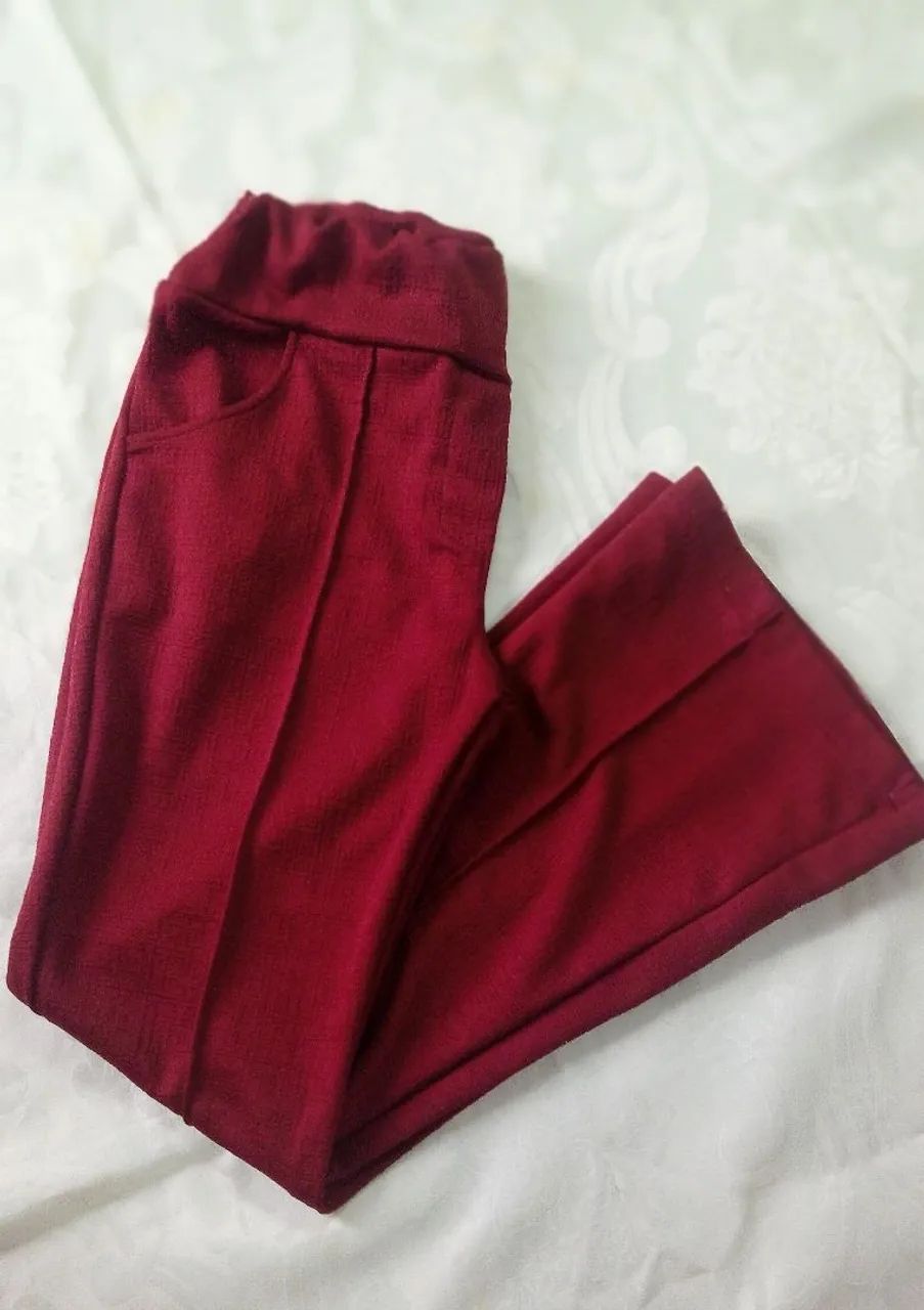 Calça feminina de flare (boca de sino) 