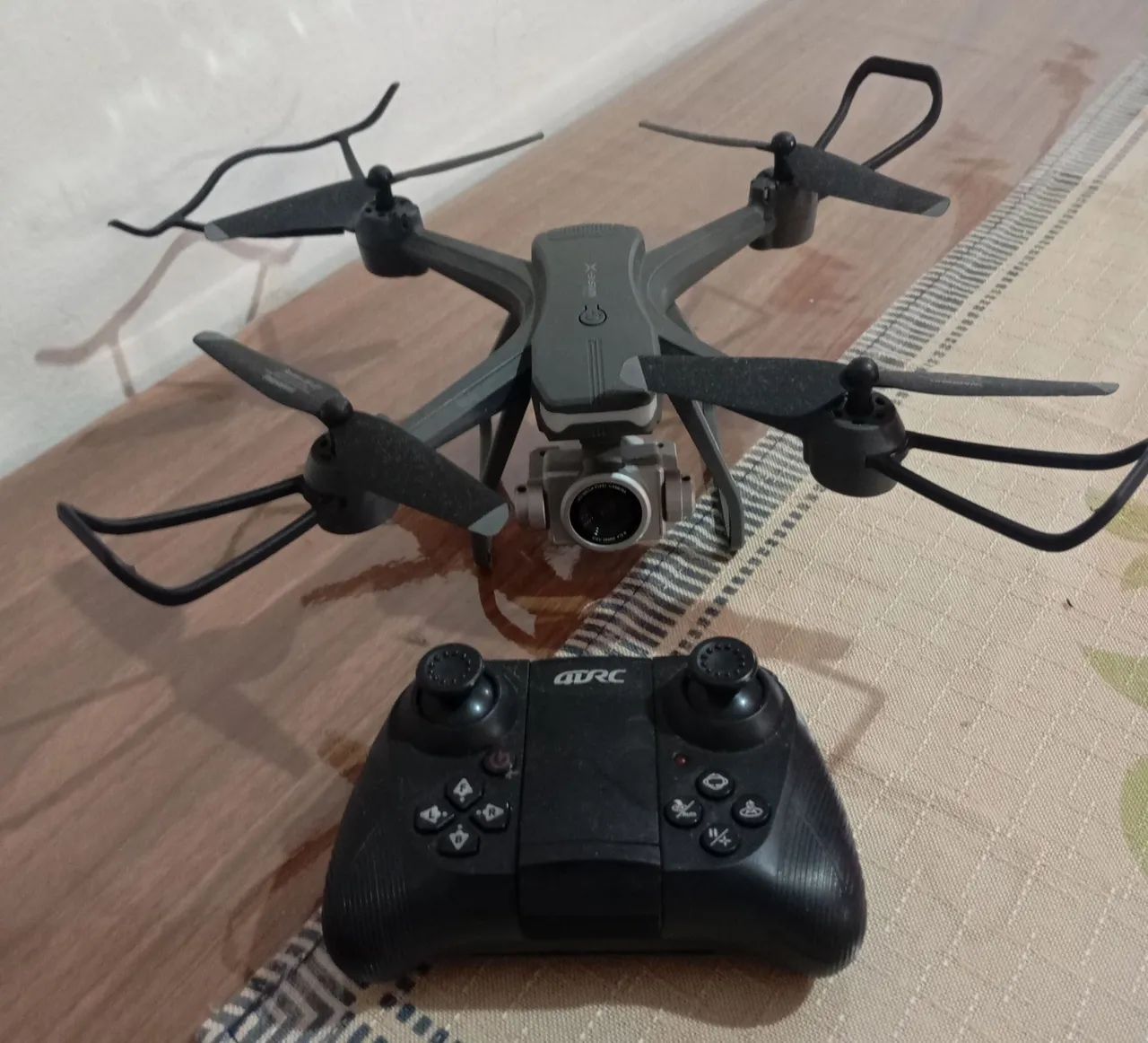 Drone 4DRC - V14 com câmera dupla e controle remoto.