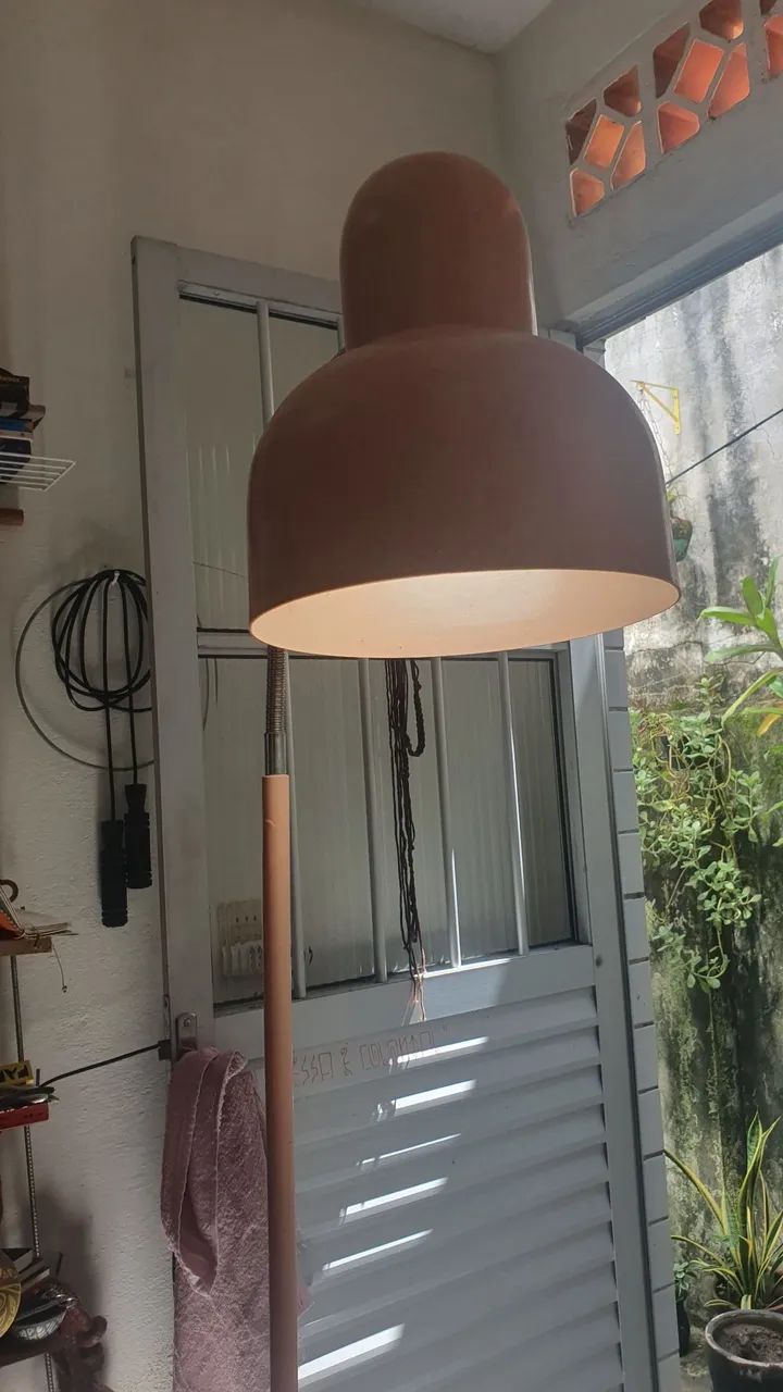 Luminária de chão articulável
