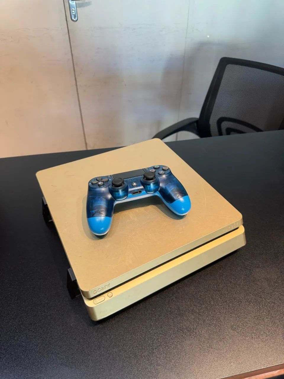 Ps4 slim de 1TB dourado  - Foto 3