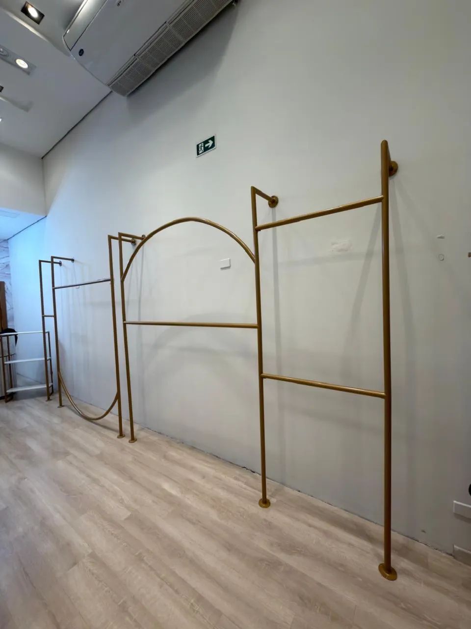 Araras de roupas - Foto 2