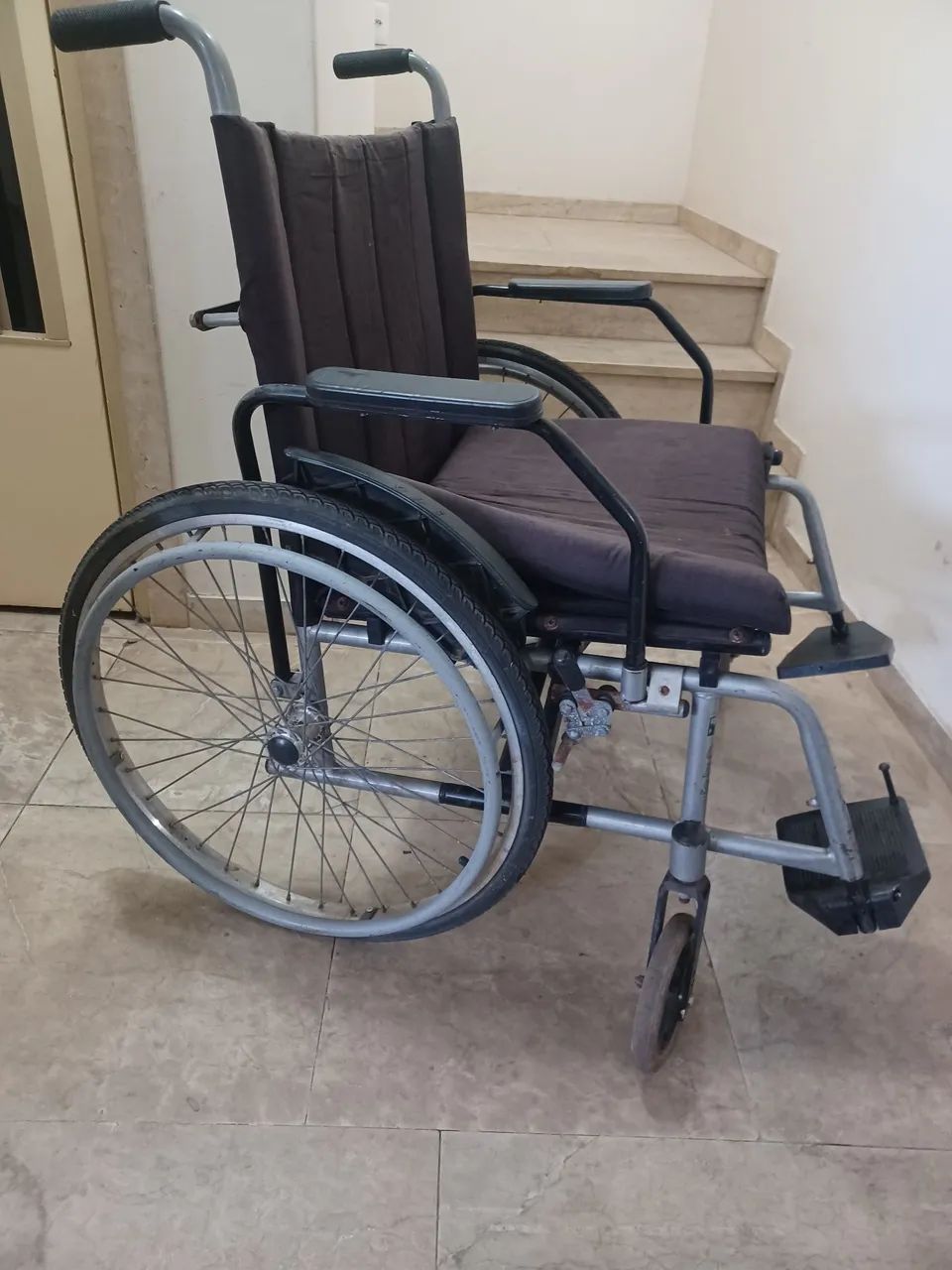 Cadeira de rodas grande larga.399,00 - Foto 2