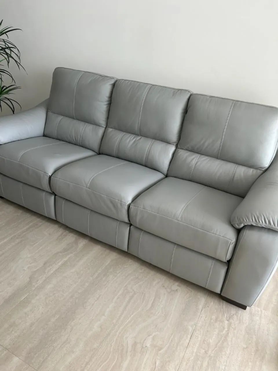 Sofá de Couro Elétrico Reclinável 2,33m - Seminovo - Foto 4