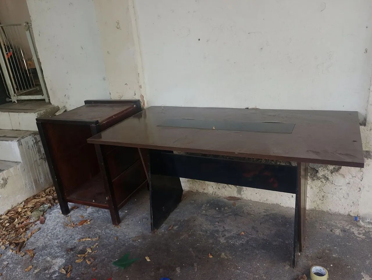 Mesa e cômoda de madeira