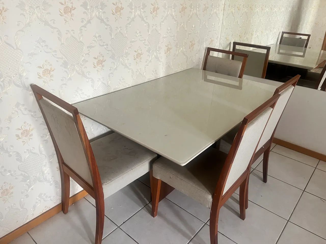 Mesa com 4 cadeiras