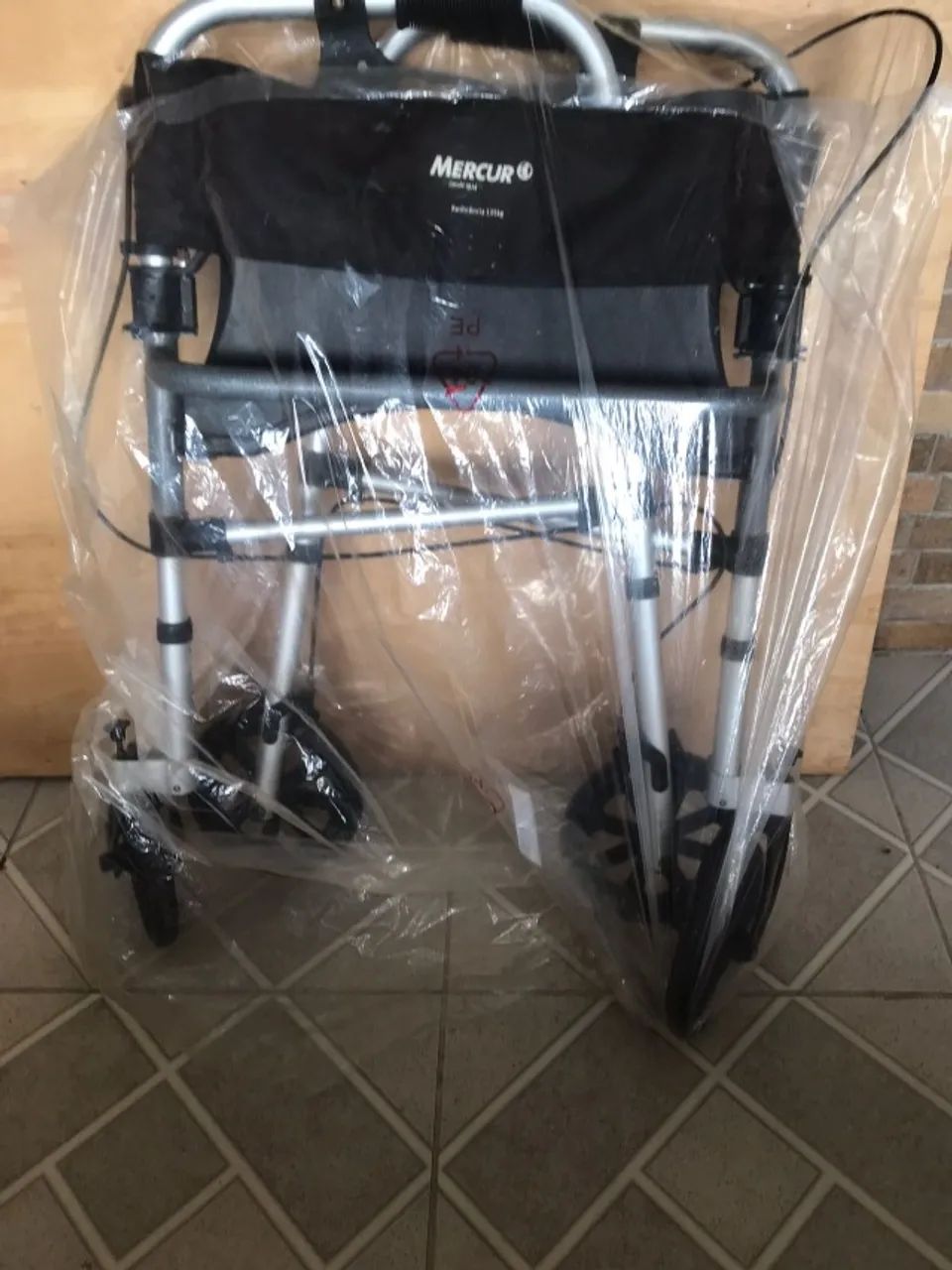 ANDADEIRA COM RODAS E FREIO    marca mercur - Foto 2