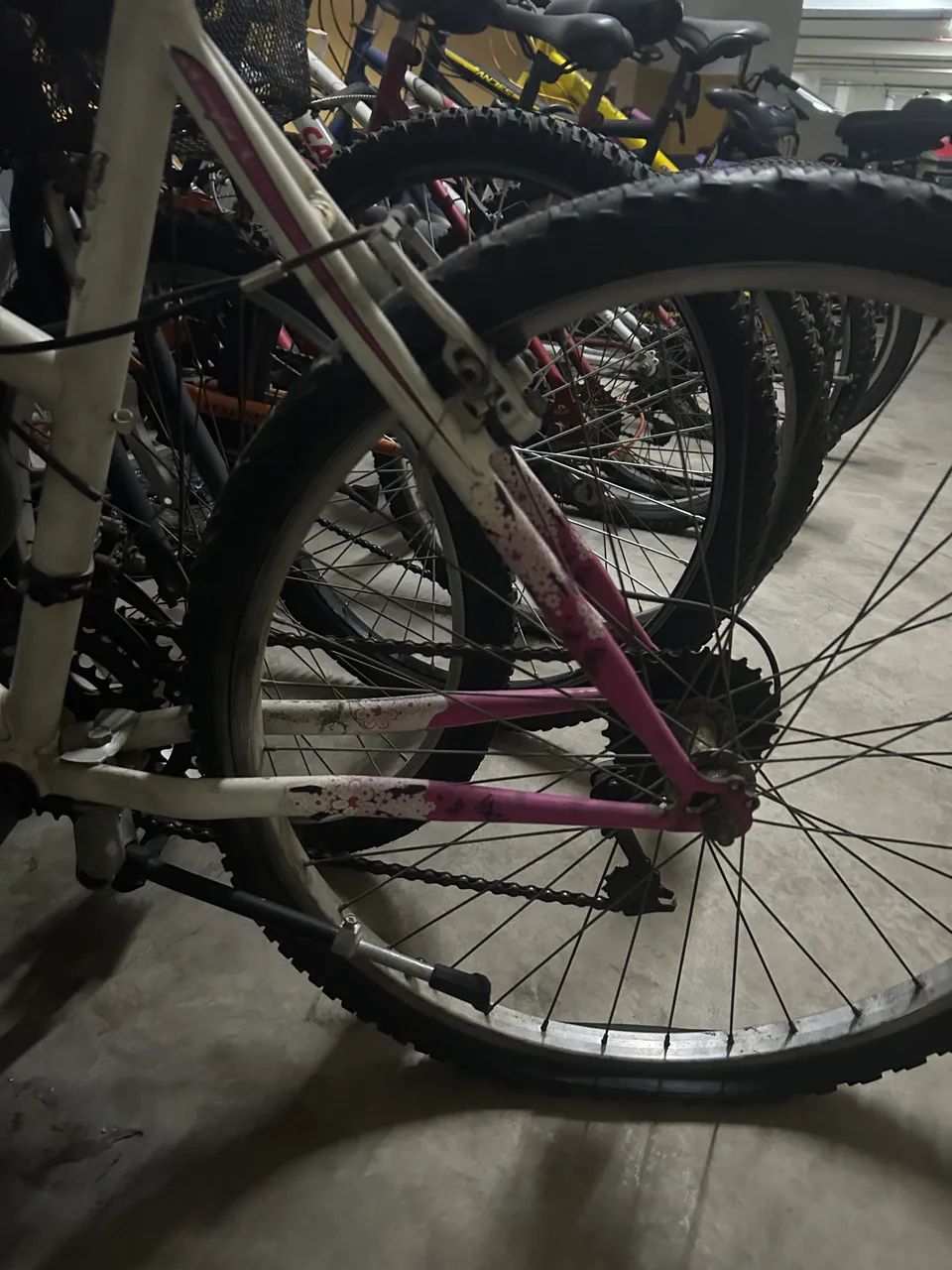 Bicicleta aro 26 com roda traseira com defeito