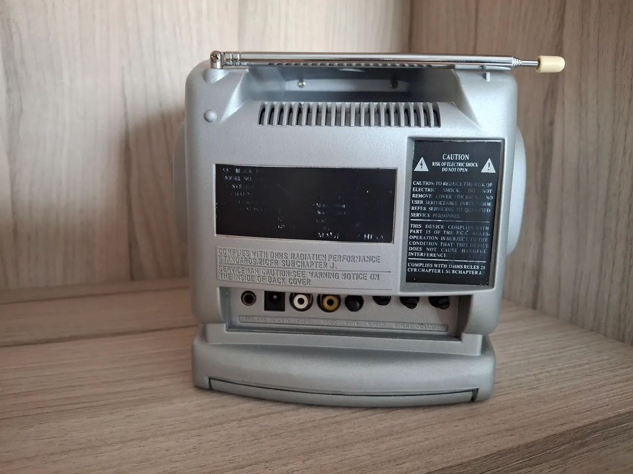 TV PORTÁTIL DE TUBO 5" POLEGADAS PRETO E BRANCO C/ RÁDIO AM/FM.<br> - Foto 4
