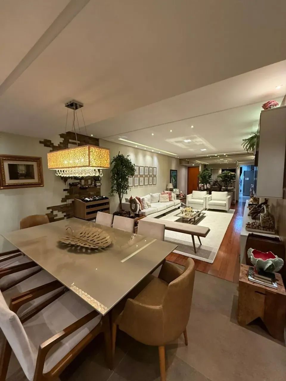 Amplo apartamento com 4 quartos, frente leste, totalmente reformado, com 2 garagens soltas - Foto 2