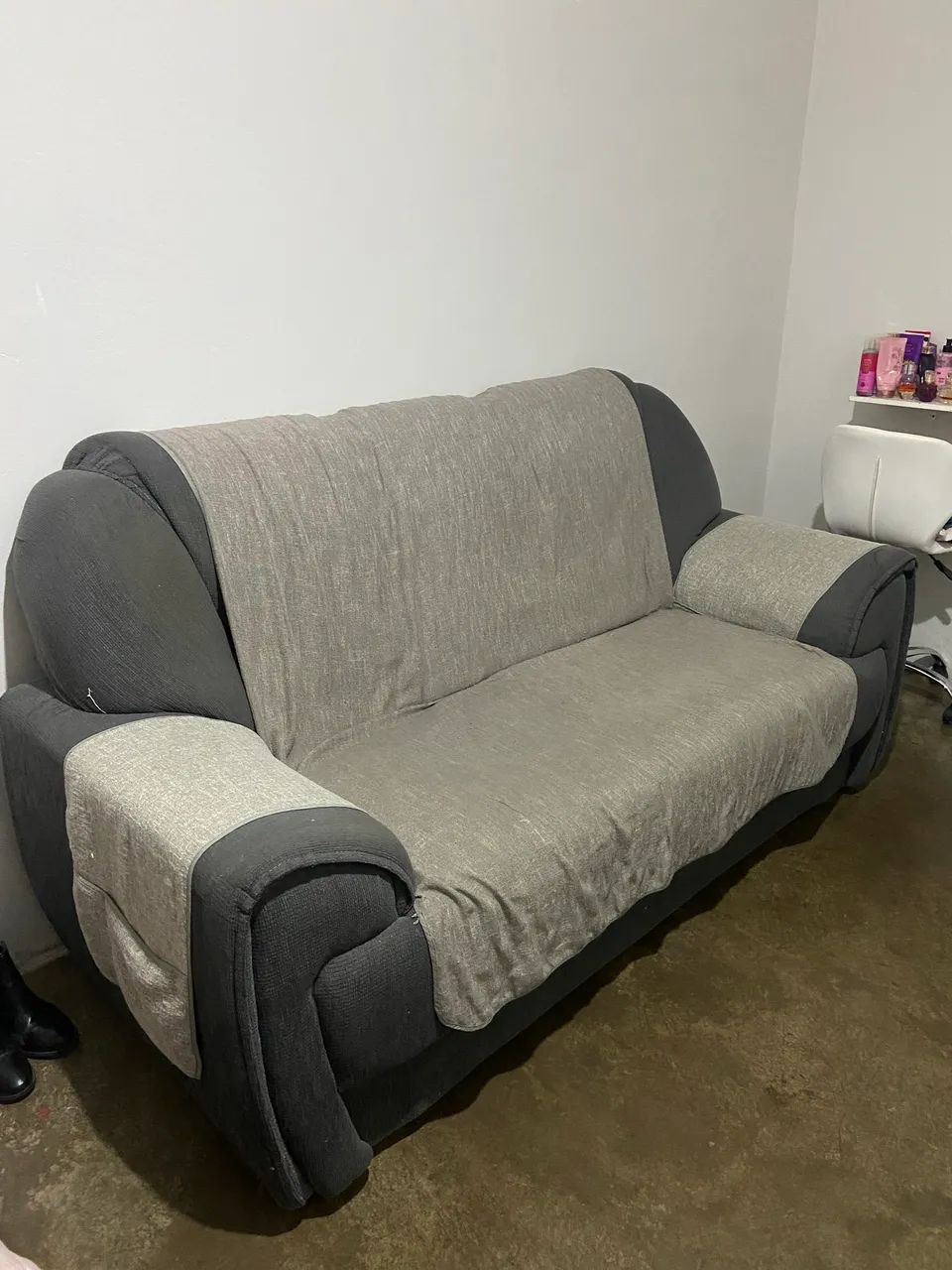 vendo sofá cinza de 3 lugares  - Foto 2