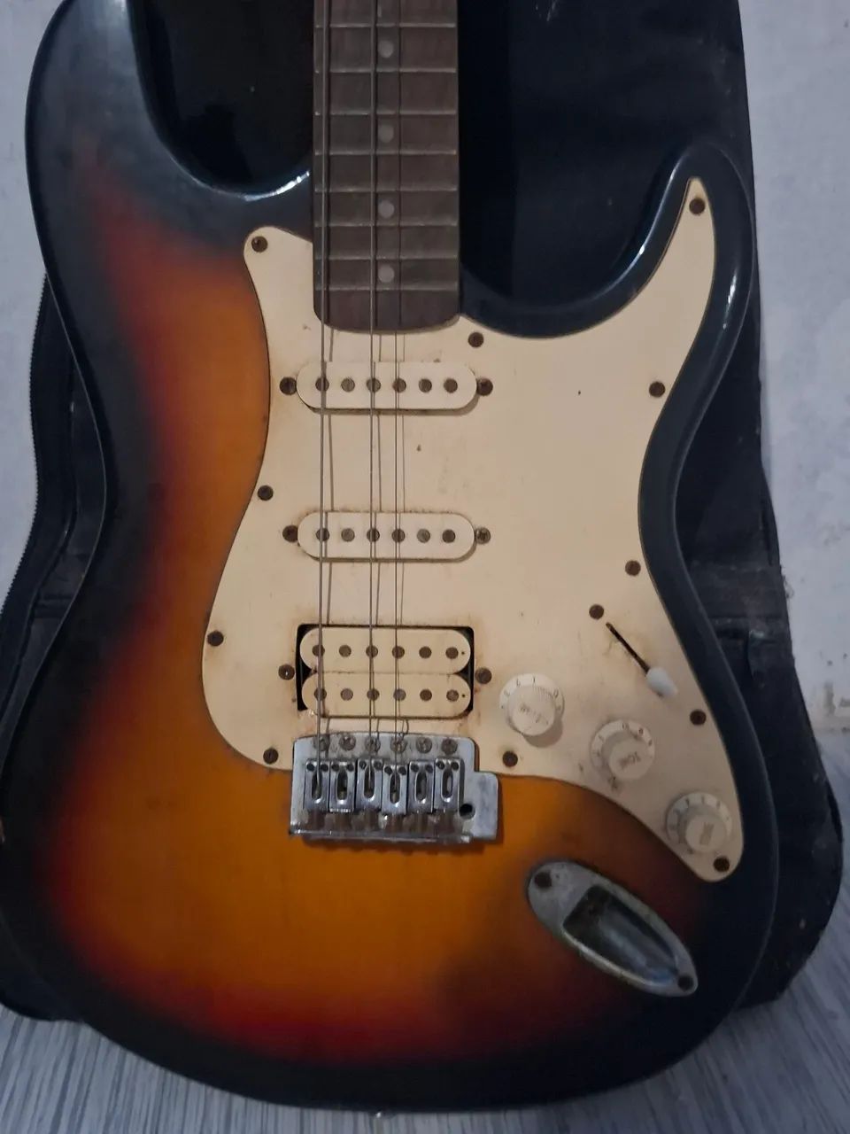 Guitarra Michael antiga 