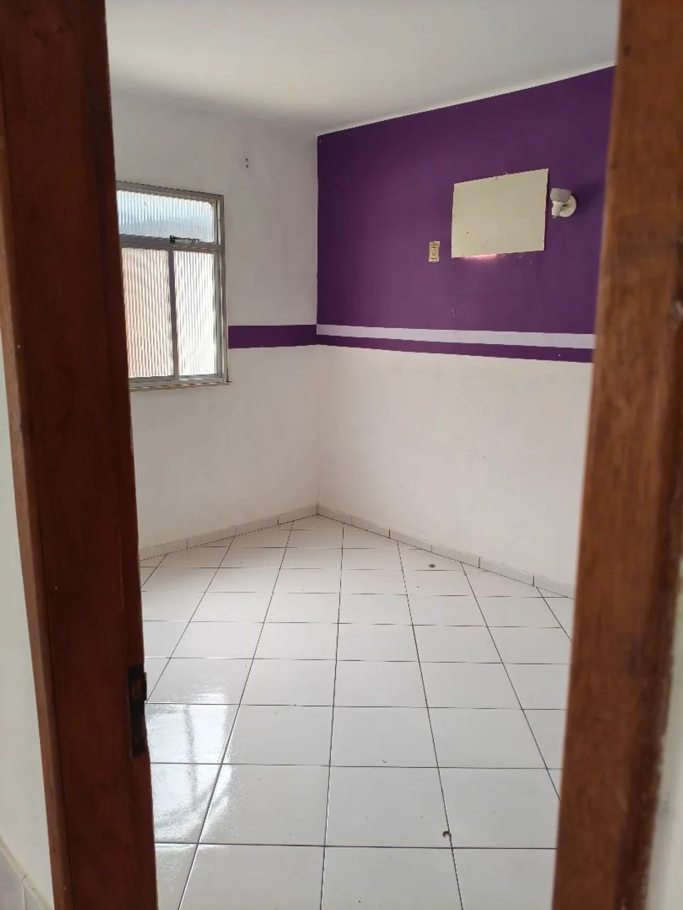 Aluga-se casa com garagem e quintal 