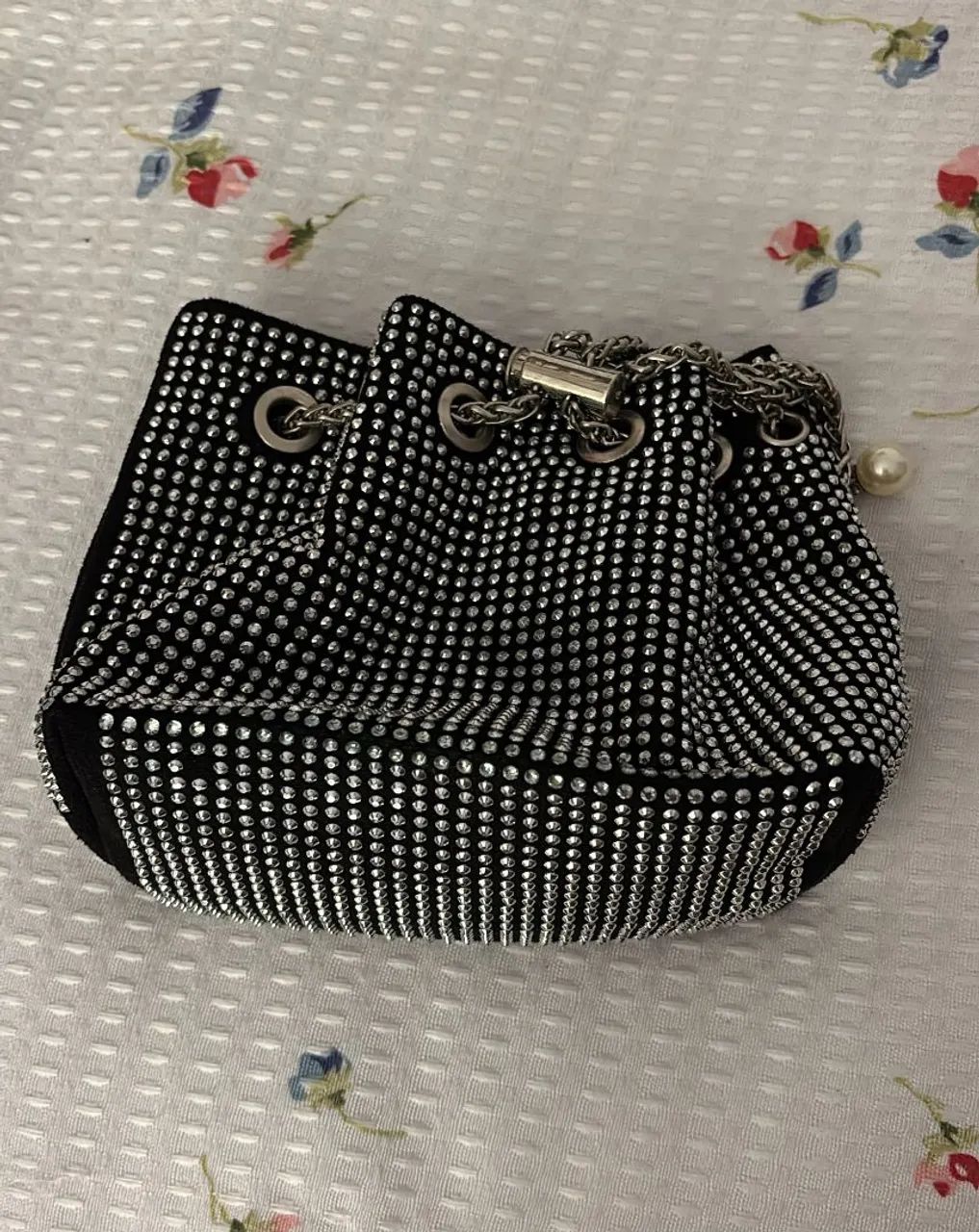 Bolsa saco preta com strass e corrente prateada - Foto 2