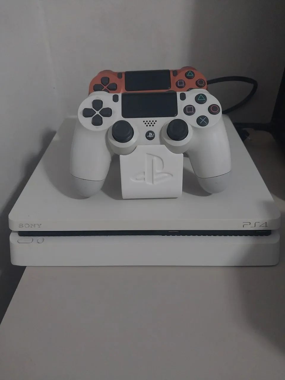 Ps4 slim branco na caixa com 3 controles e 11 jogos - Foto 2