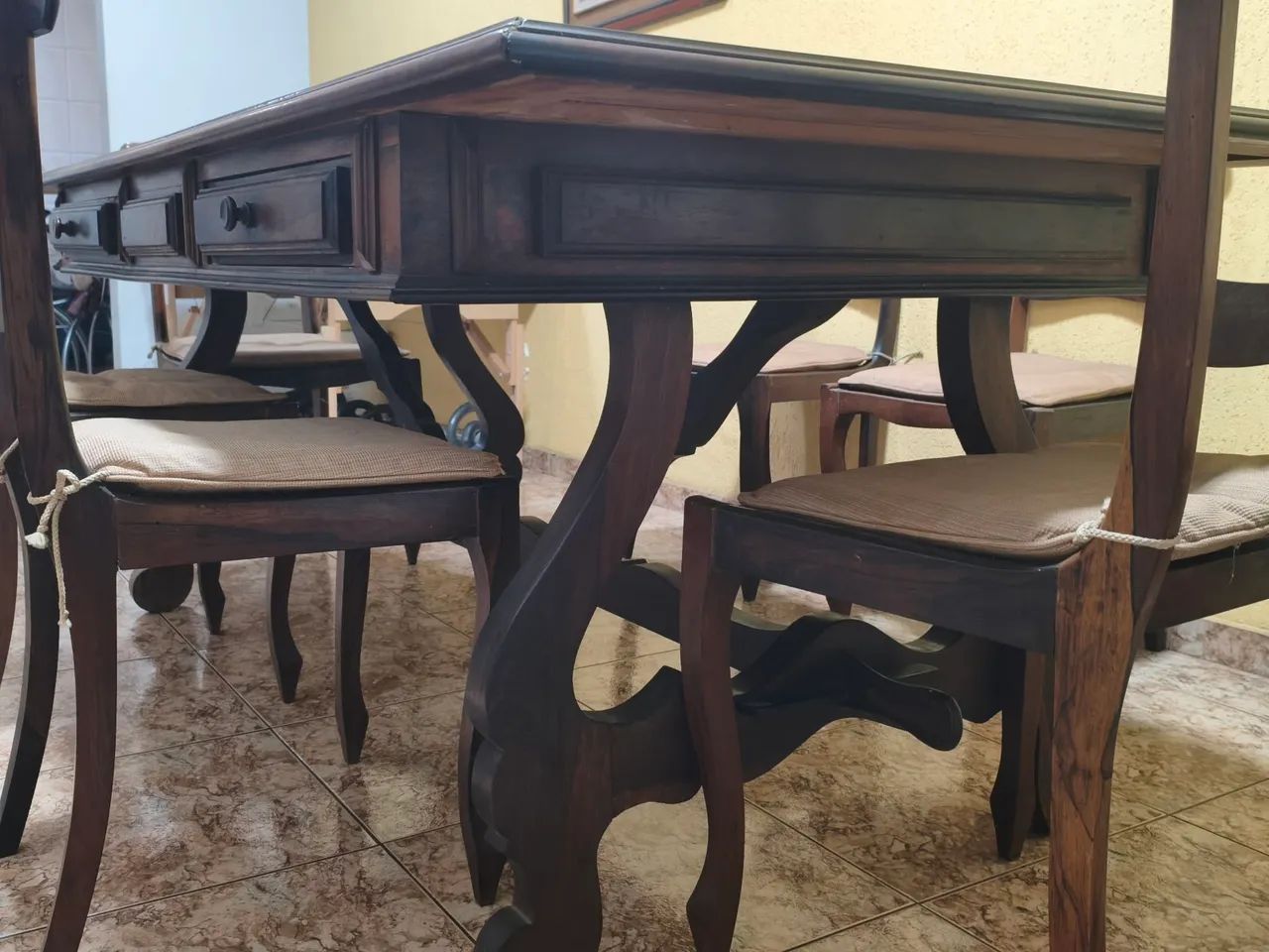 Mesa de Jantar Rústica Colonial em Madeira Maciça + 6 Cadeiras (Com 2 Gaveta) - Foto 2