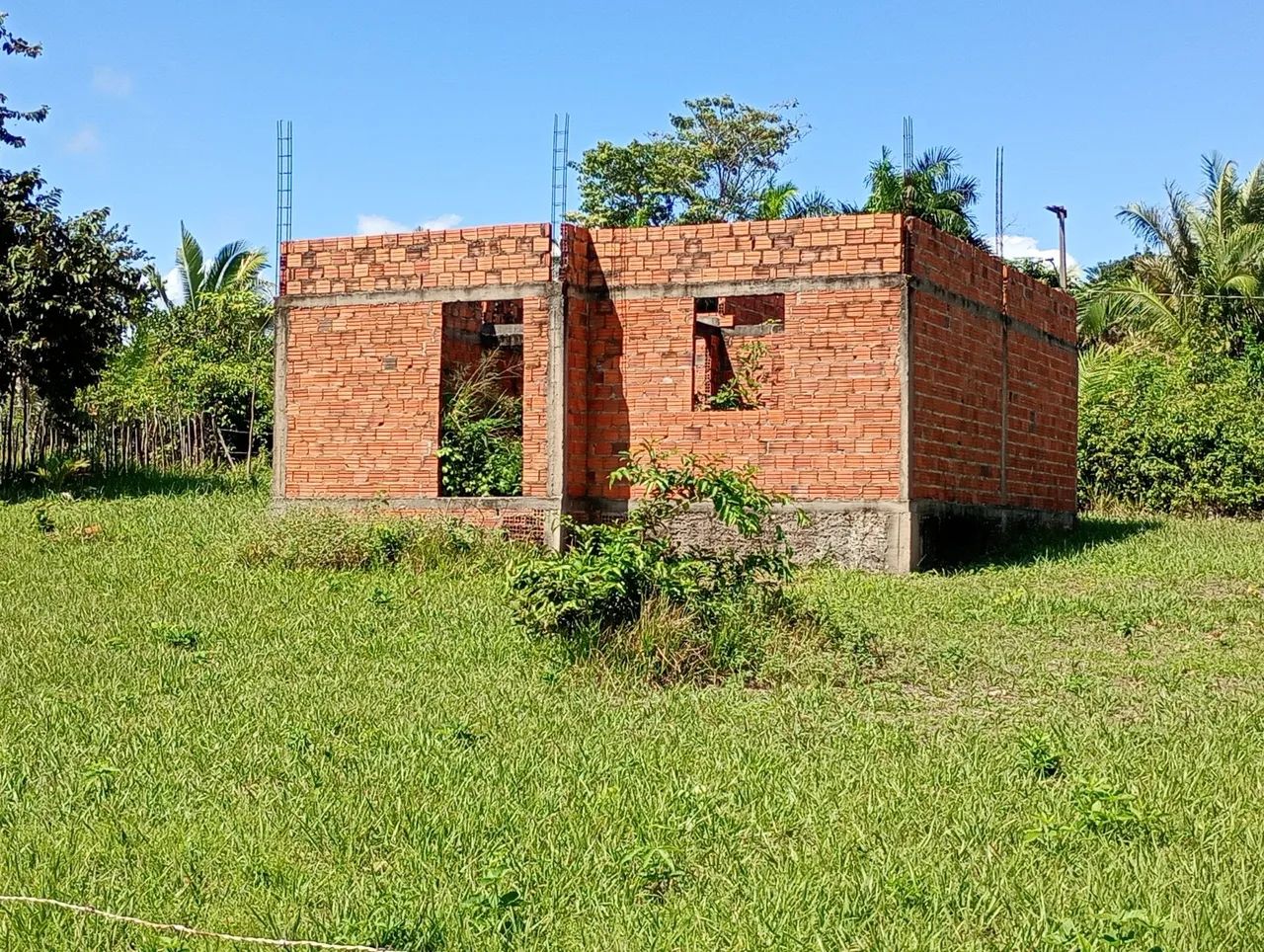 Vende-se terreno com quase quase adiantada
