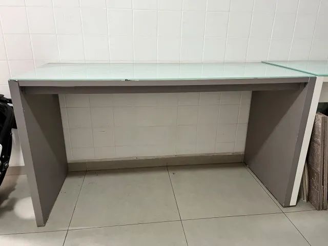 2 Mesas de Escritório com Tampo de Vidro - Cinza e Branca - Foto 4