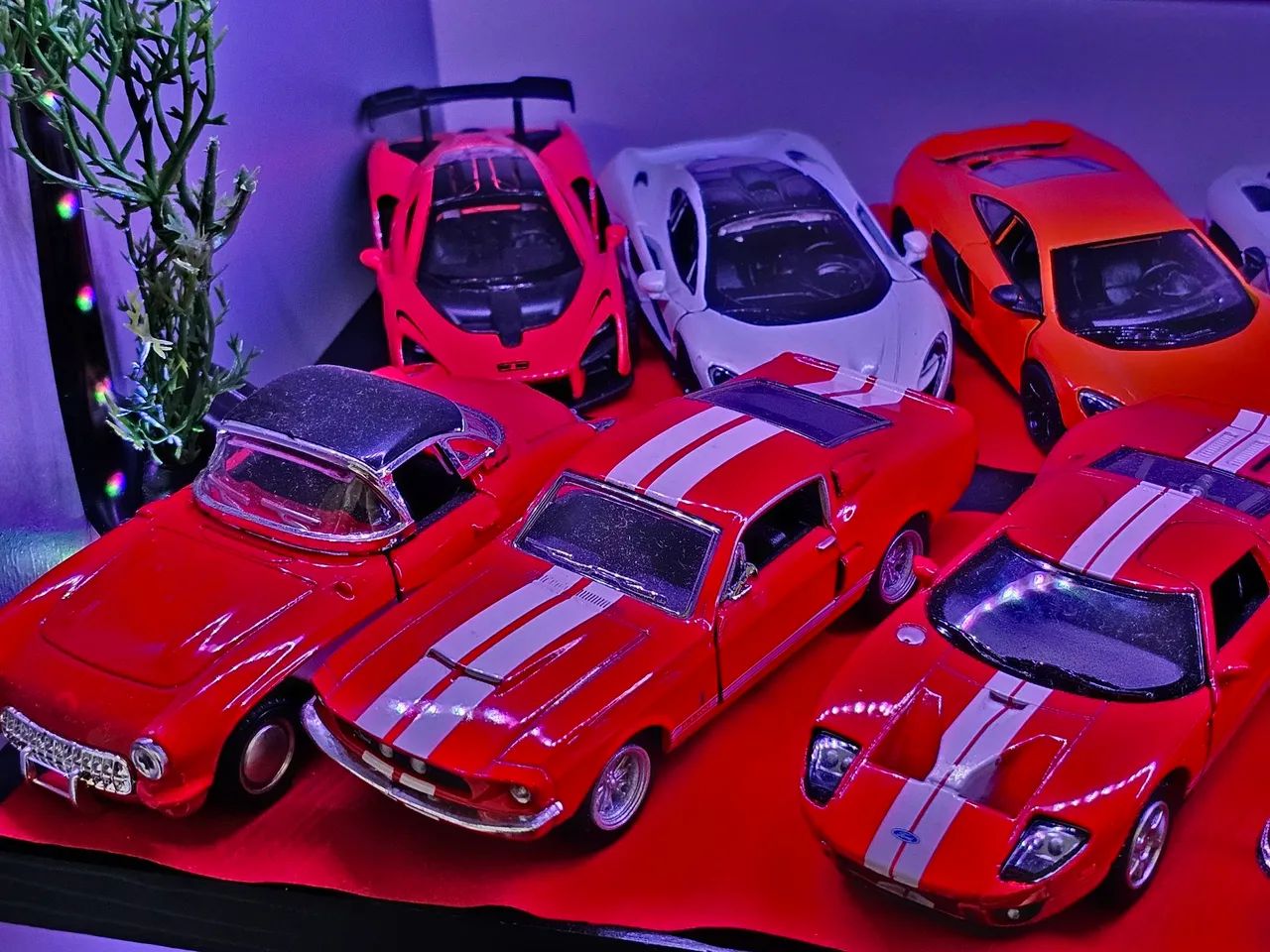 Coleção de carrinhos 1:43 sao 16 carrinhos