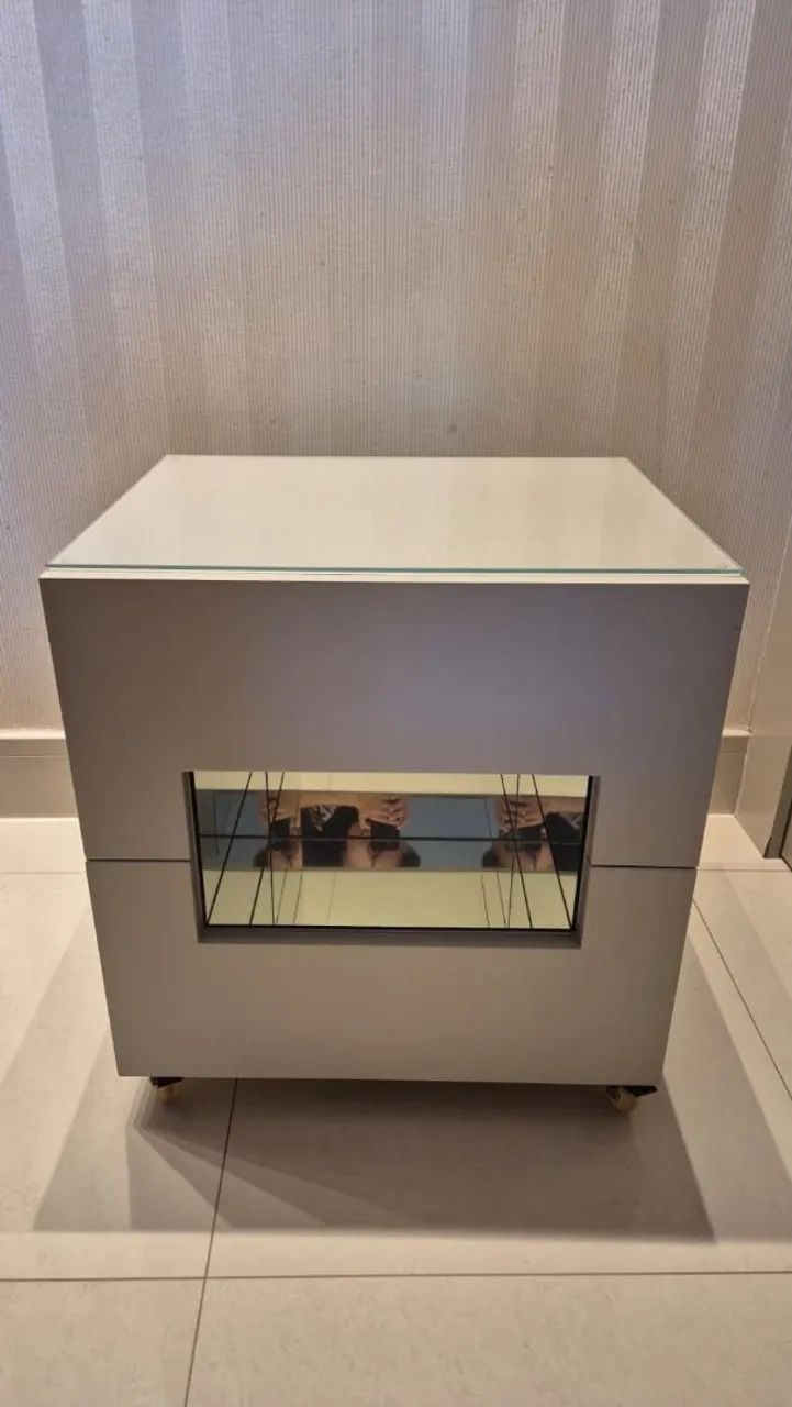 Mesas de cabeceira com gavetas