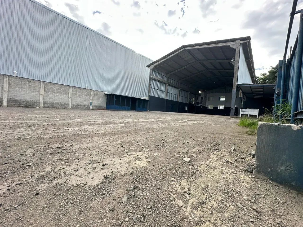 Galpão de 650m² com 150m² de escritórios e pátio de manobra - Foto 2