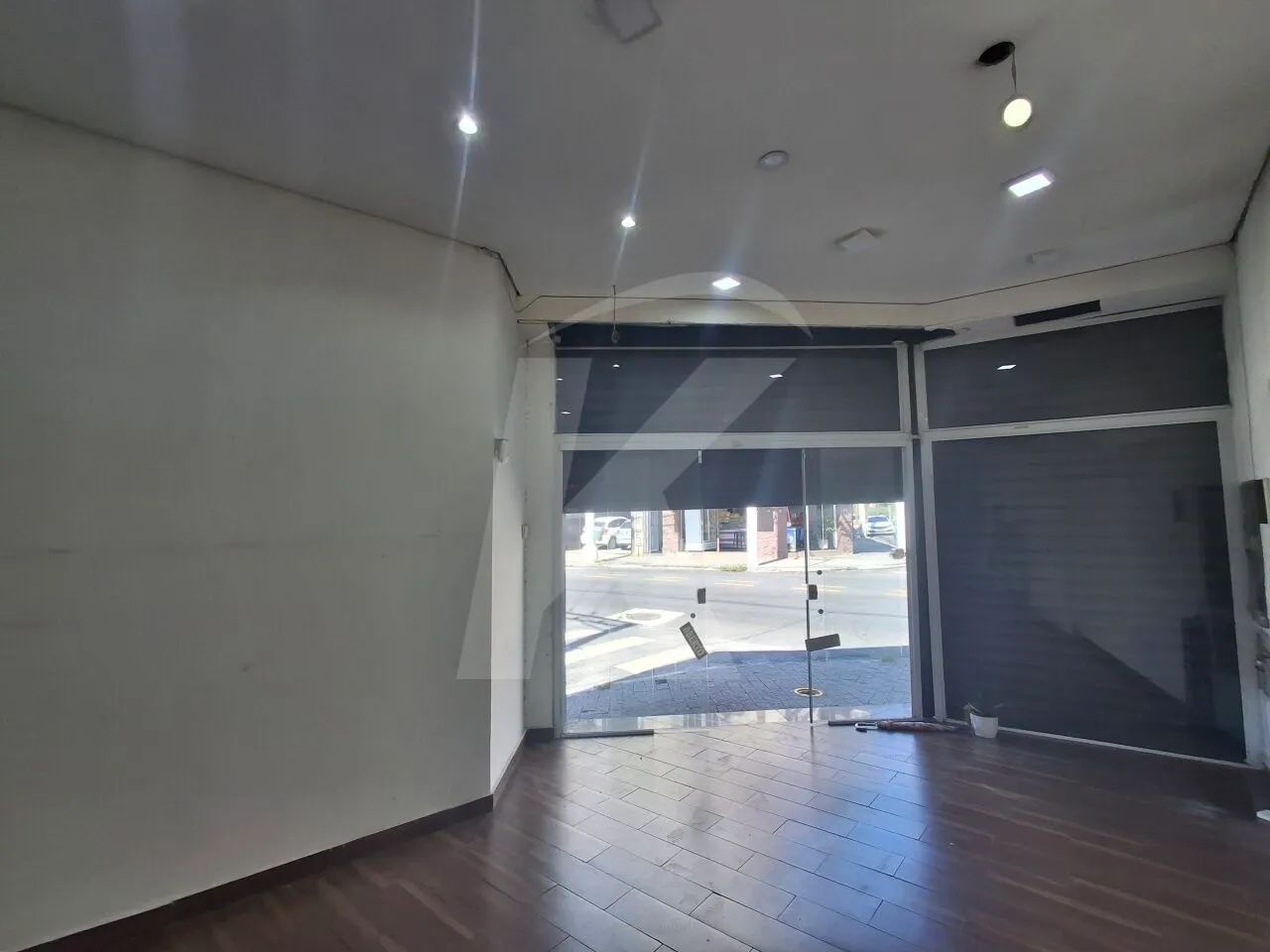 Salão comercial com 2 banheiros.