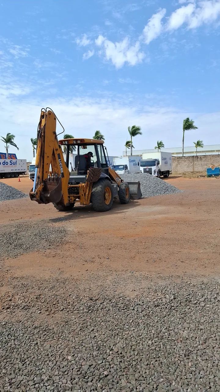 Bobcat, areia, aterro, terraplanagem - Foto 2