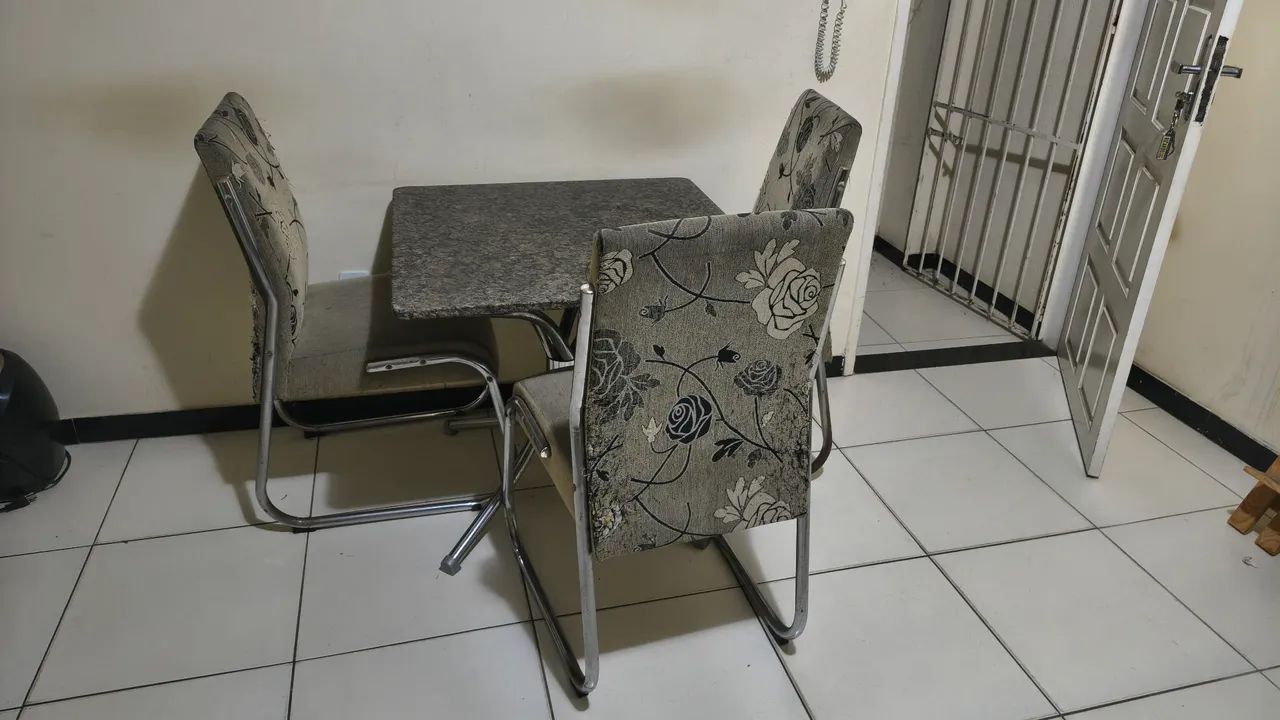 Messa com 04 cadeiras - Foto 3