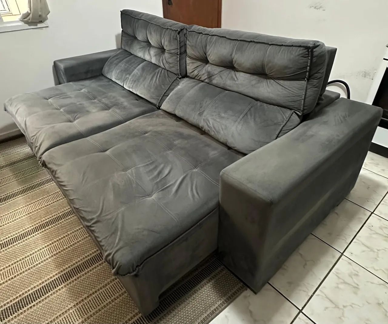 Lindo sofá retrátil de de 229 em suede cor chumbo em excelente estado - Foto 5