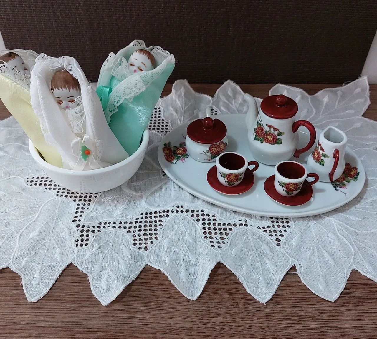 Kit miniaturas jogo de café e bebês 