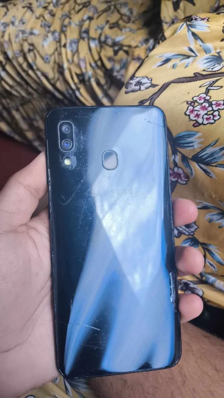 Celular A30 com marcas de uso - Foto 2