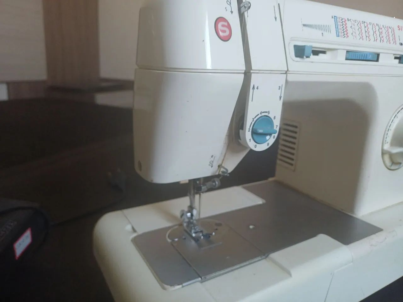 Máquina de costura singer - Foto 4