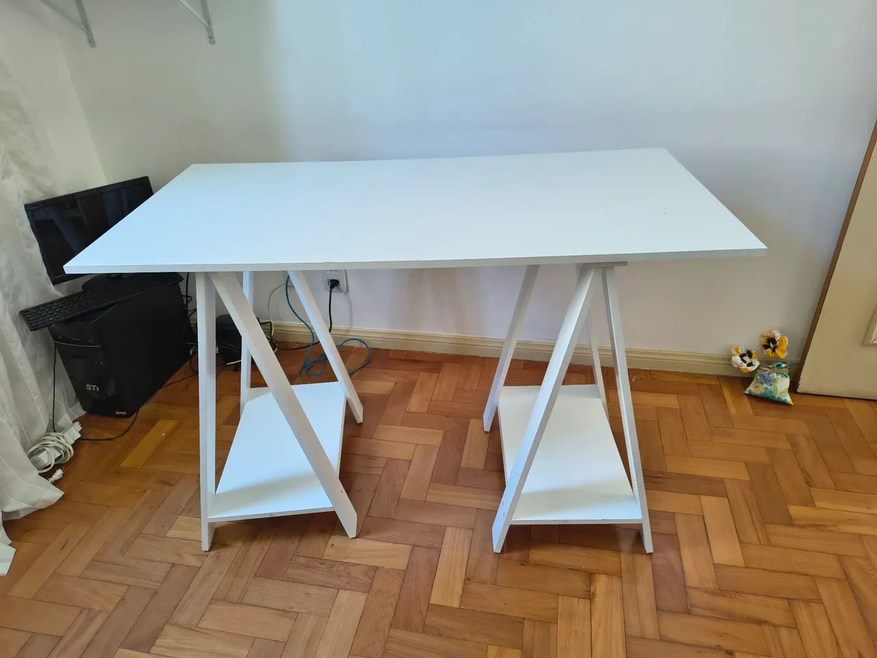 Mesa com cavalete novinha!!!!