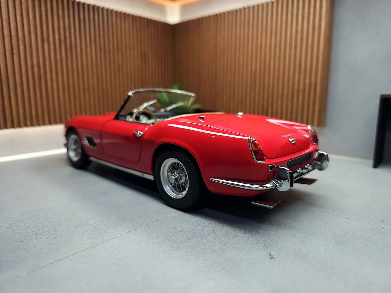 Miniatura Ferrari 250 Califórnia CMC 1/18 - Foto 3