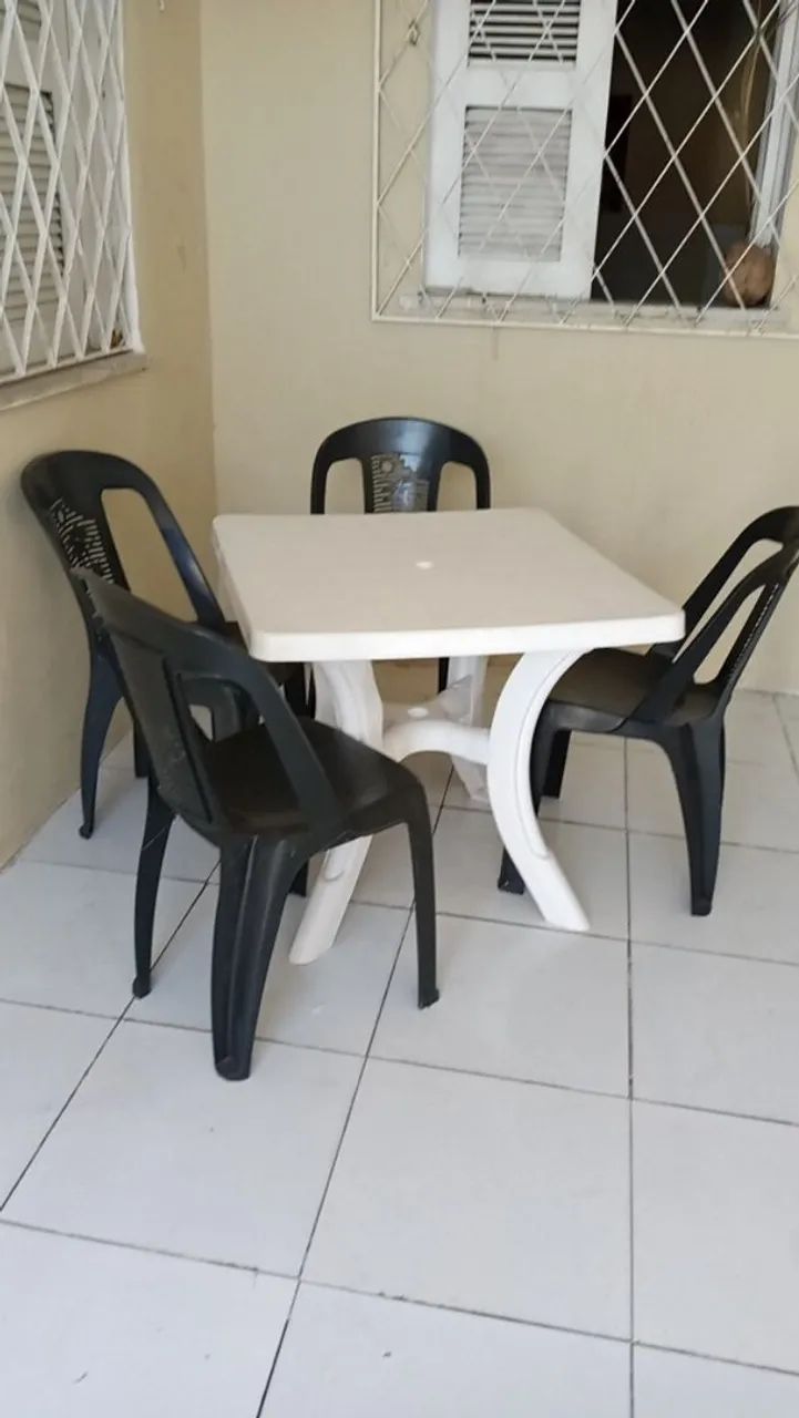 Mesa plastico com 4 cadeira