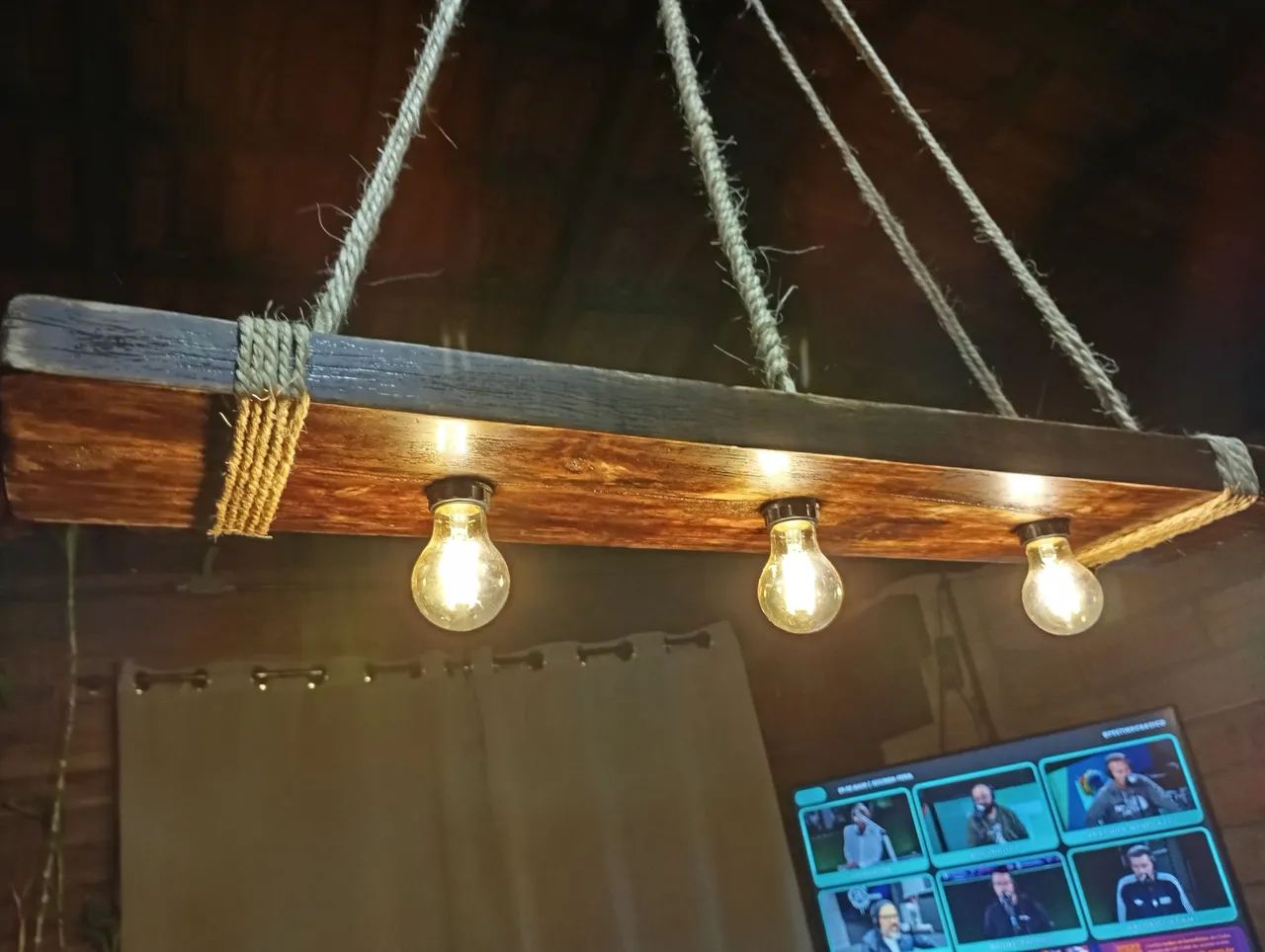 LUMINÁRIA RÚSTICA ARTESANAL EM MADEIRA MACIÇA 3 LÂMPADAS - Foto 2