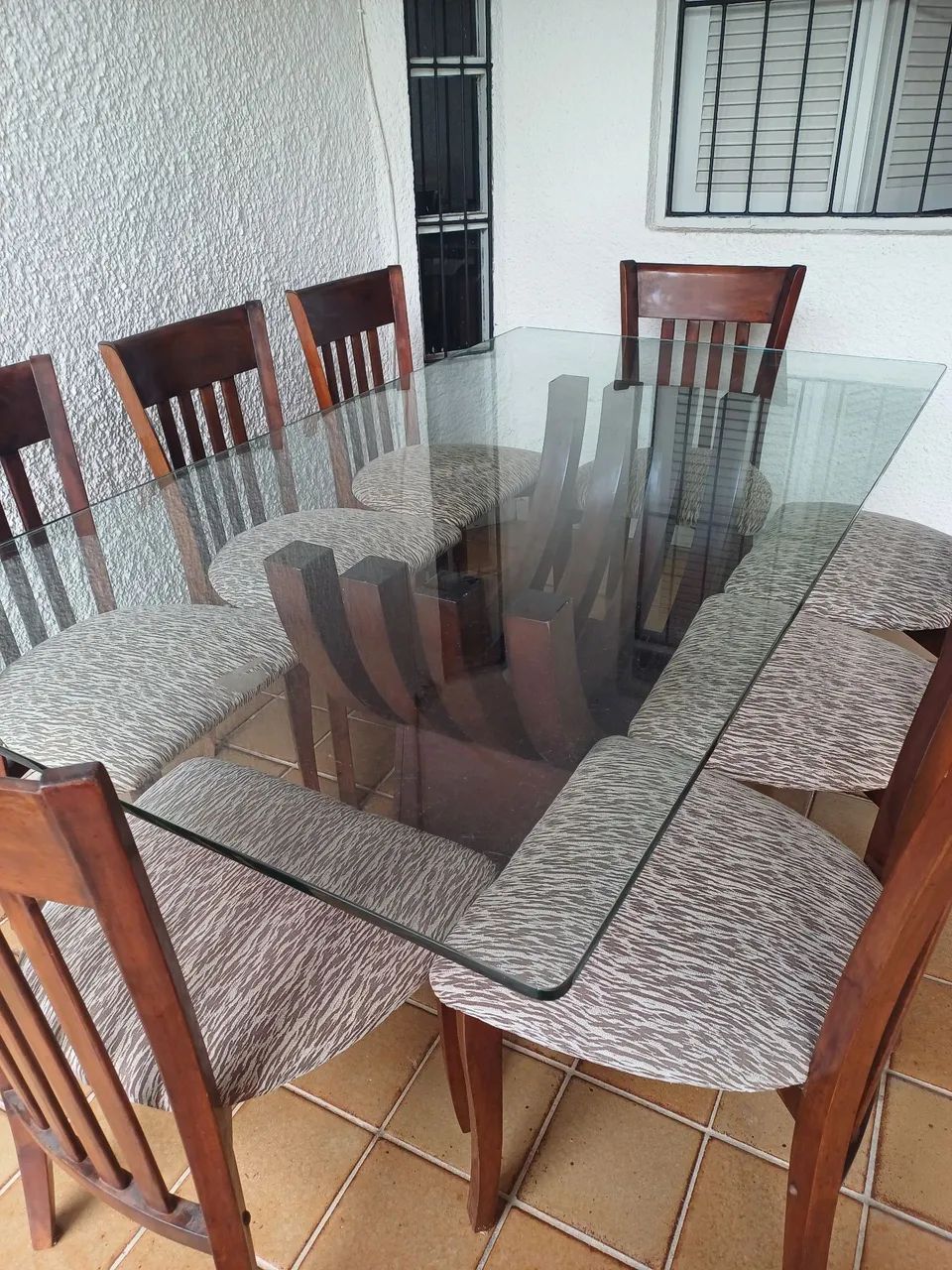 Mesa com 8 cadeiras 