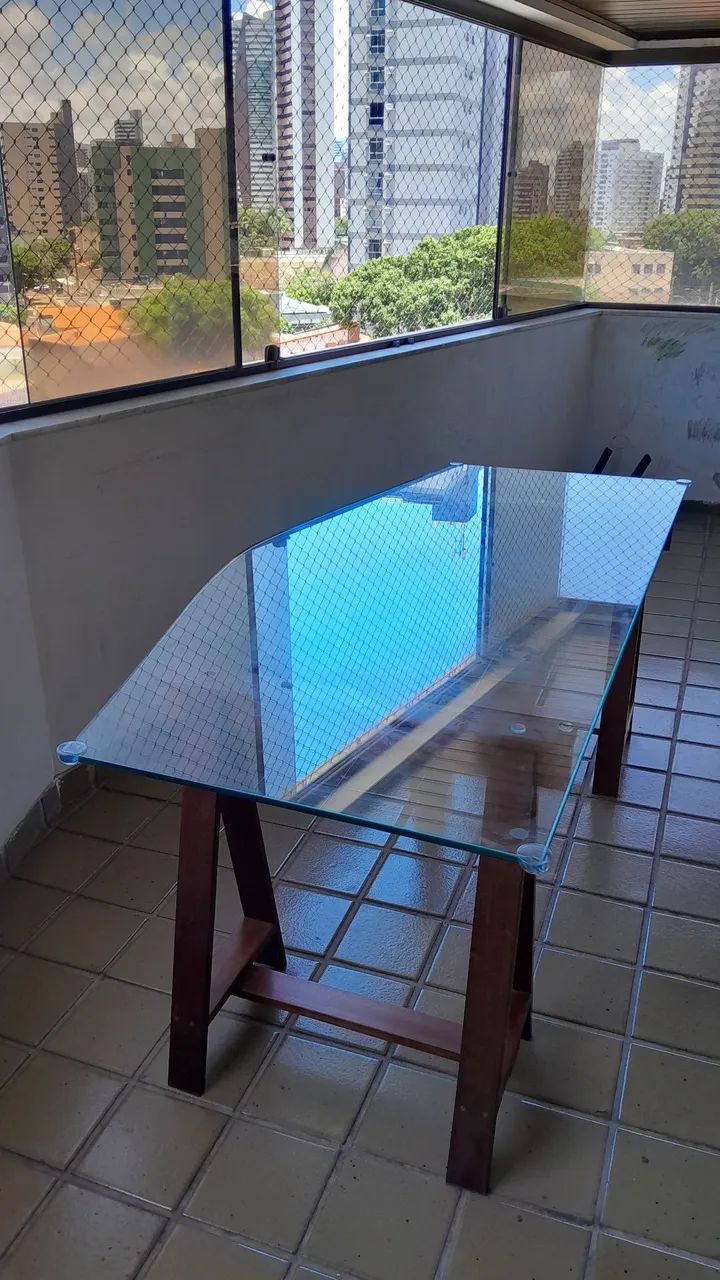 Mesa com cavalete em madeira e vidro 10mm