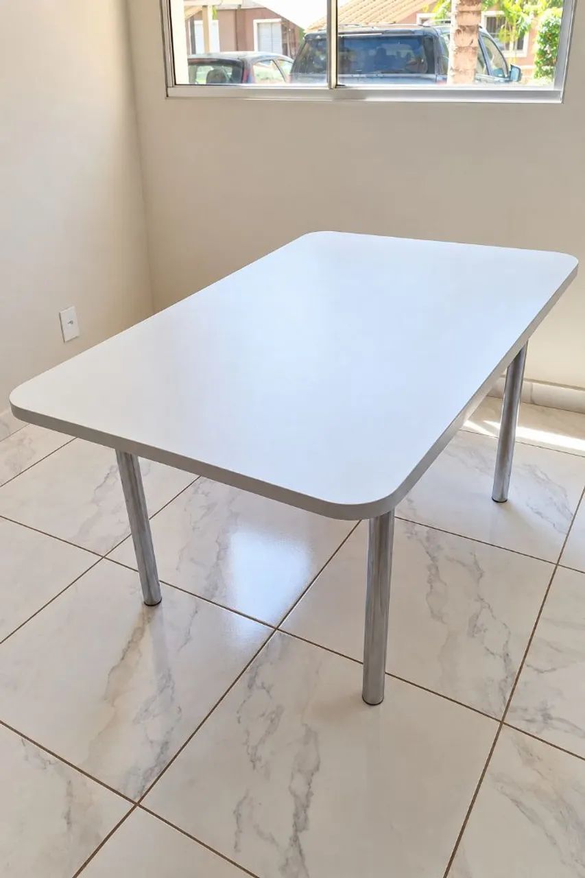 Mesa Retangular Branca com Pés de Metal