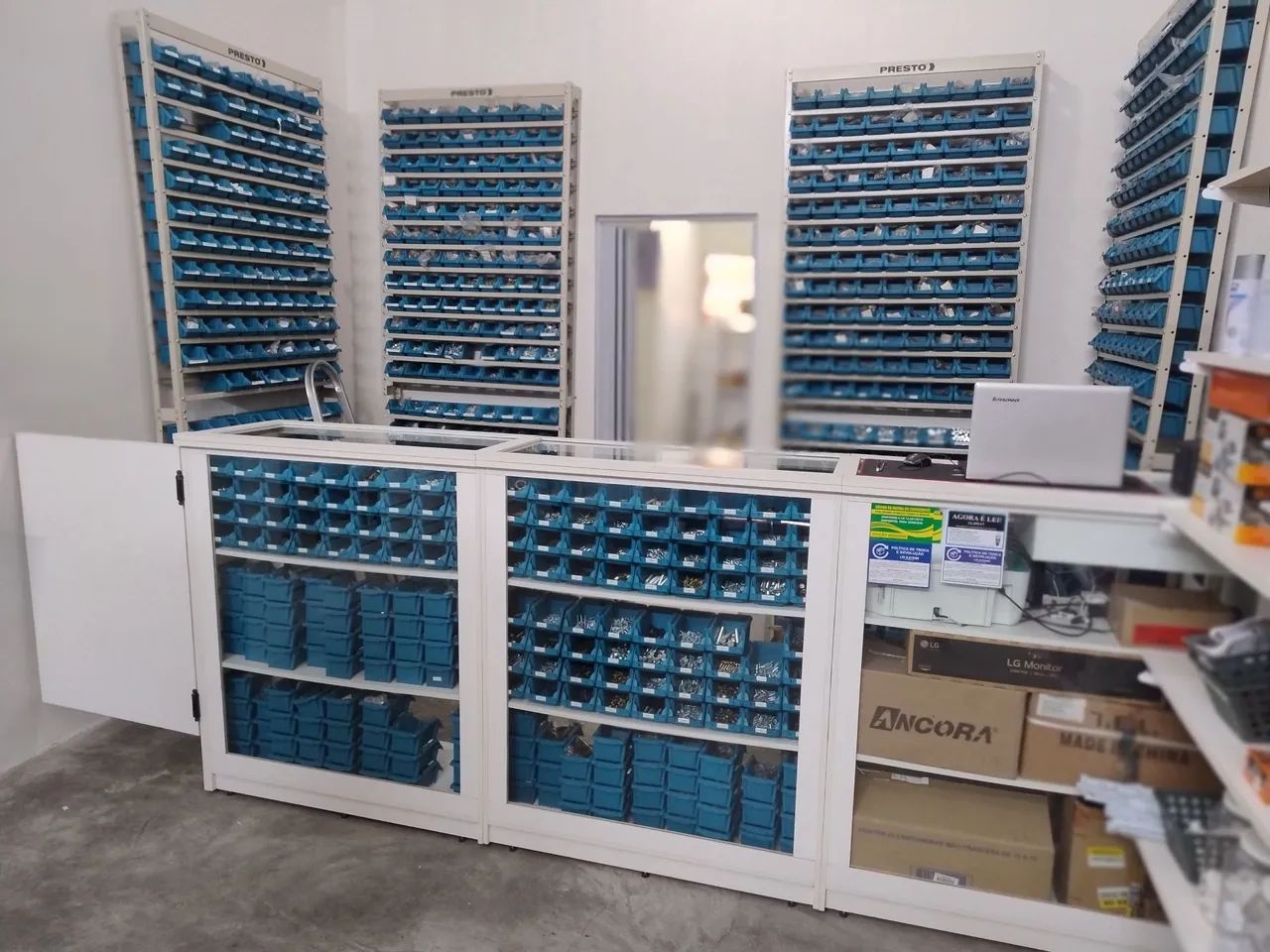 VENDO BALCÃO COMERCIAL