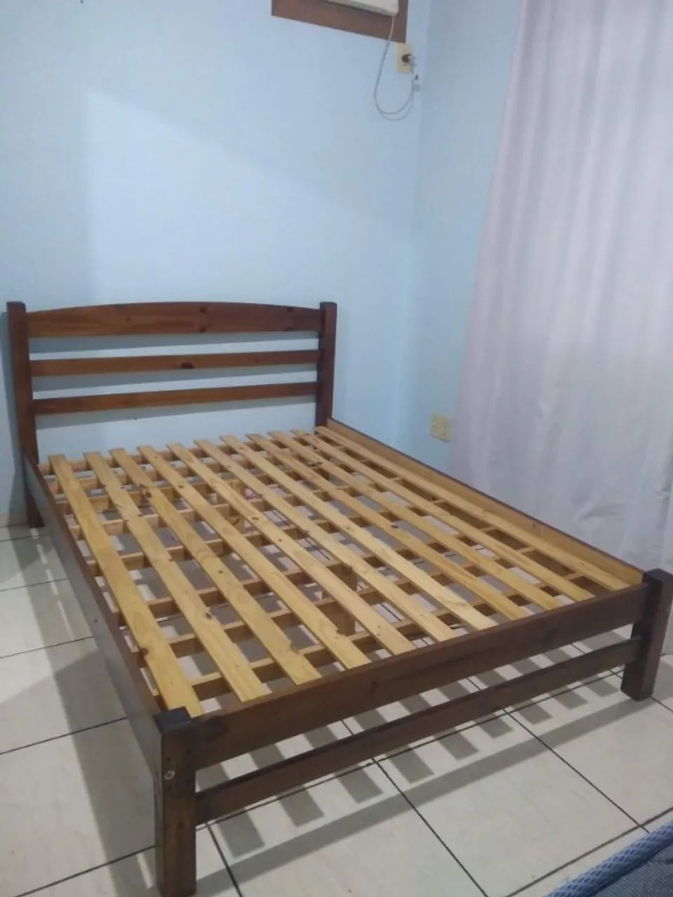 Cama de casal de madeira