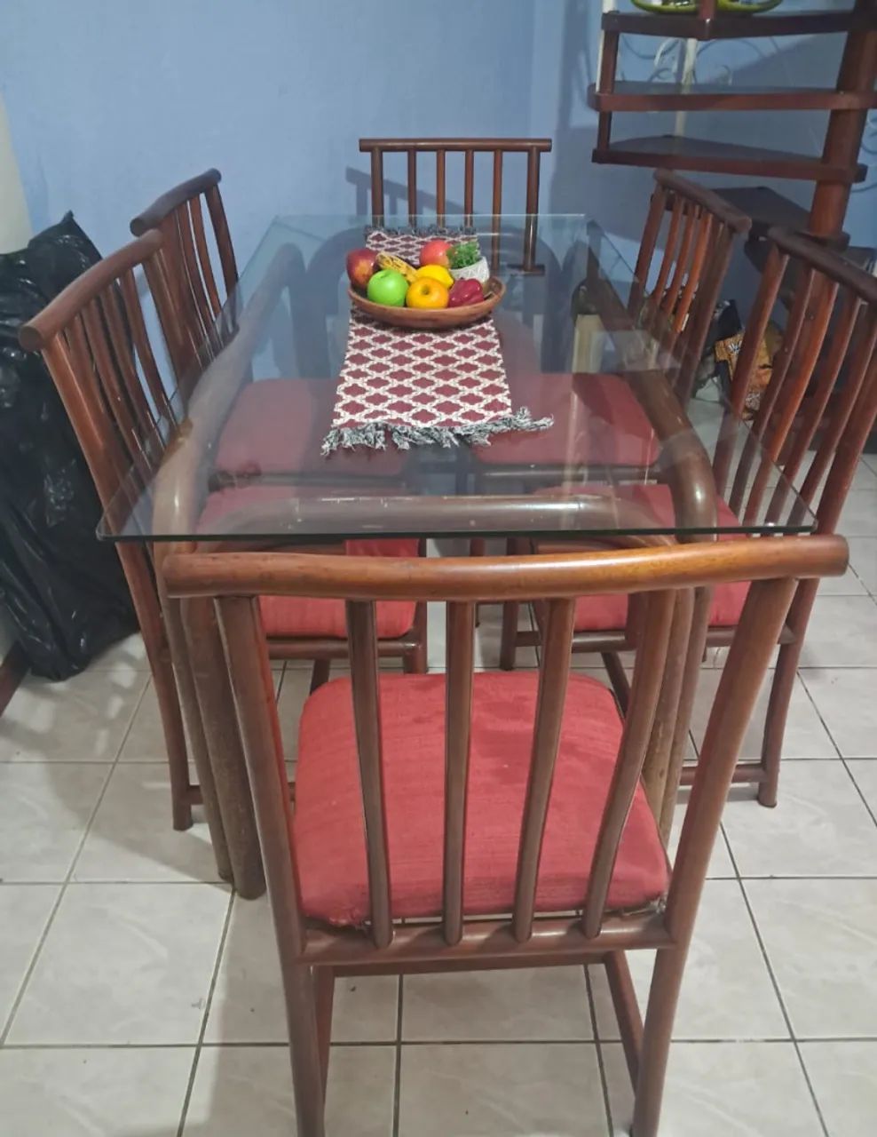 Vendo excelente mesa com seis lugares 