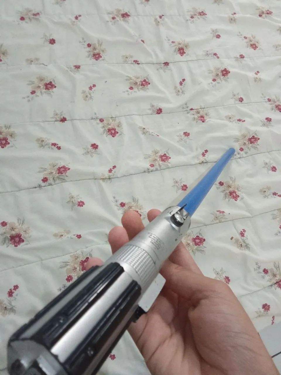 Sabre de Luz Star Wars original Hasbro com marcas de uso comuns do modelo