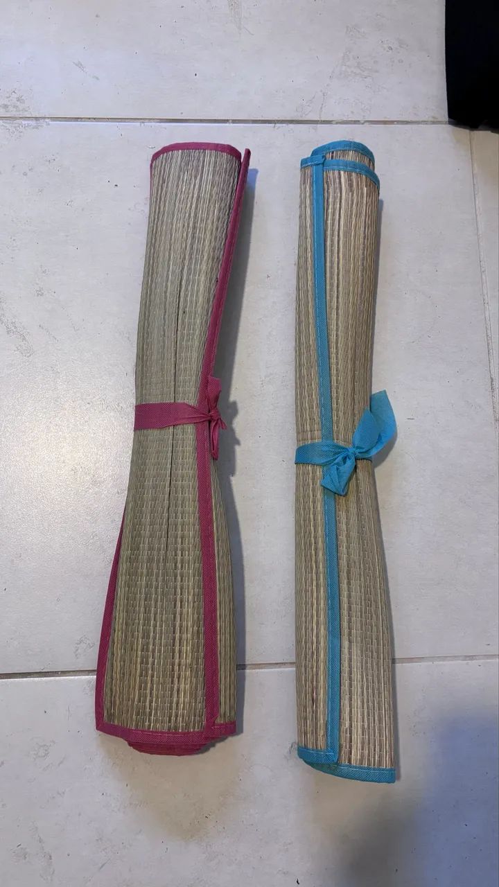 Kit 2 Esteiras de Praia em Palha Natural com Borda (Azul e Rosa)