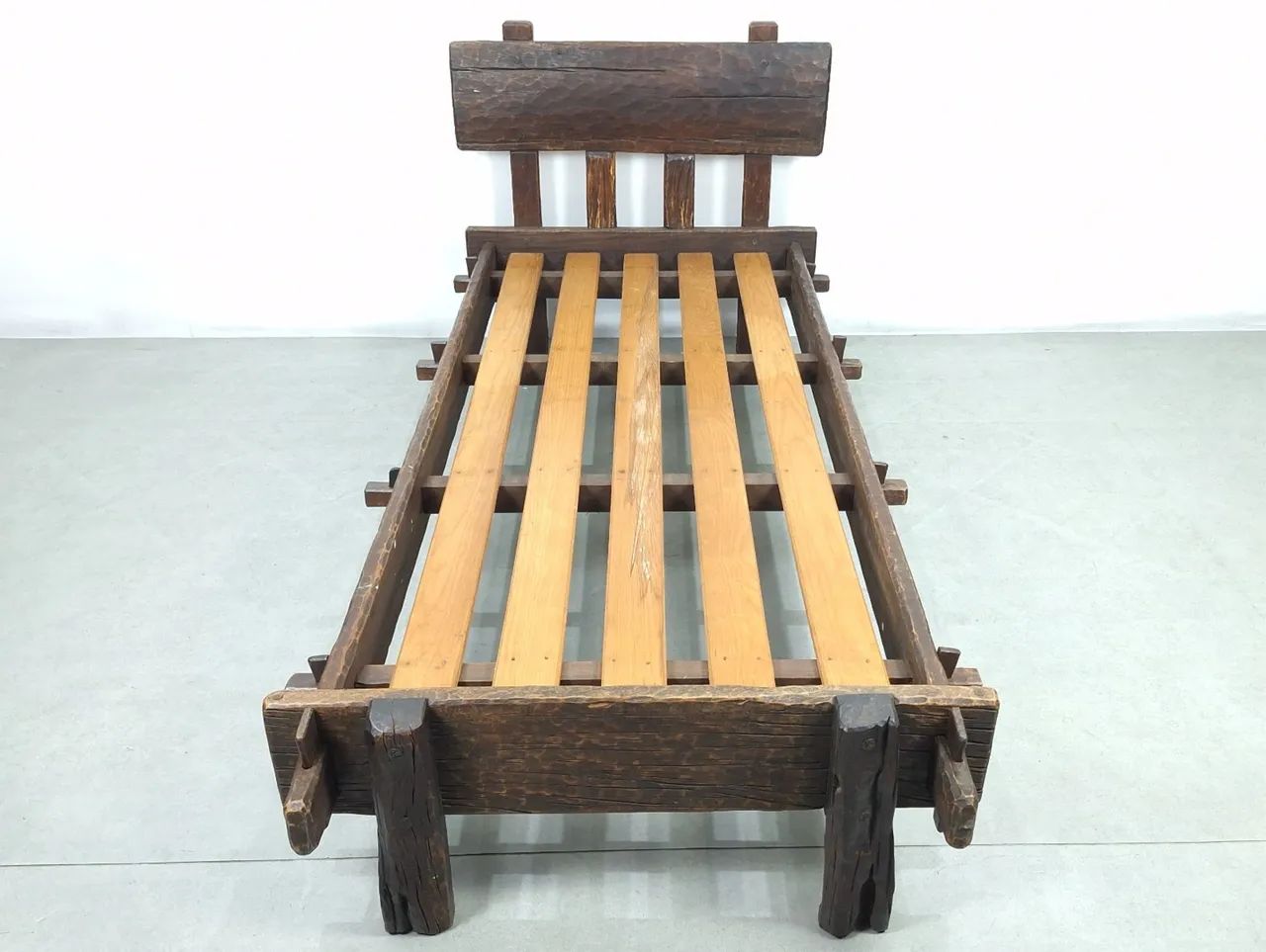 Cama de solteiro rústica década de 60